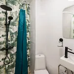 Апартамент Sunny Ap & Parking 5min From The
