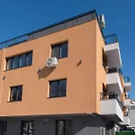 Апартамент Sunny Ap & Parking 5min From The